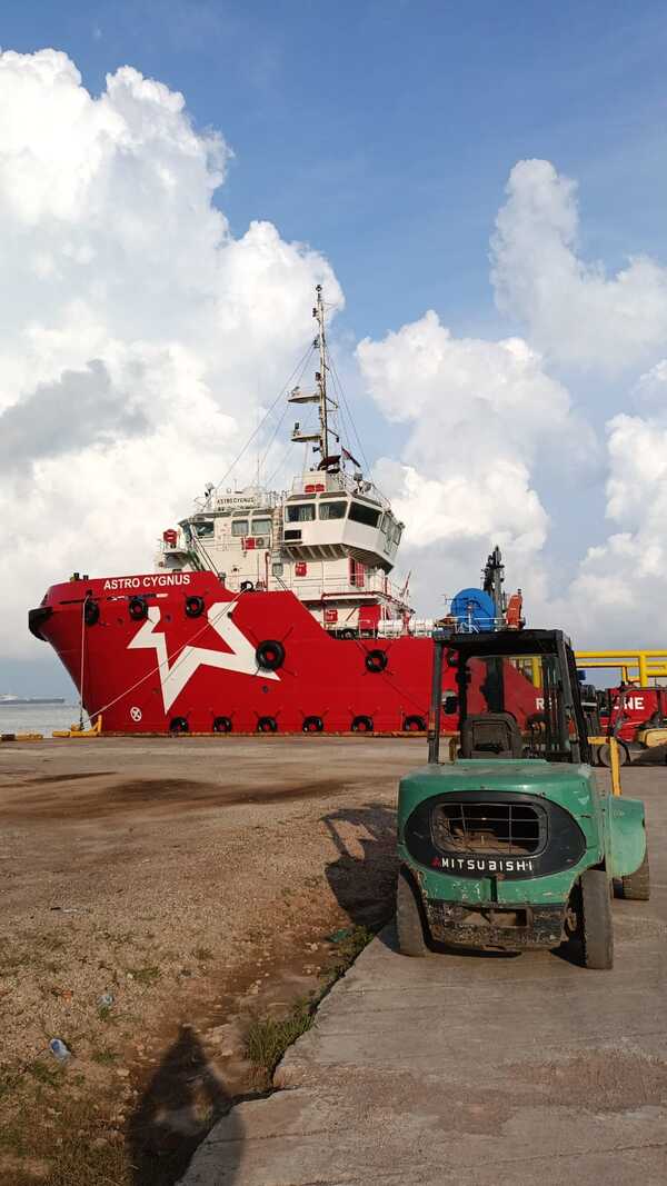 Bollard pull test at Astro Cygnus Photo