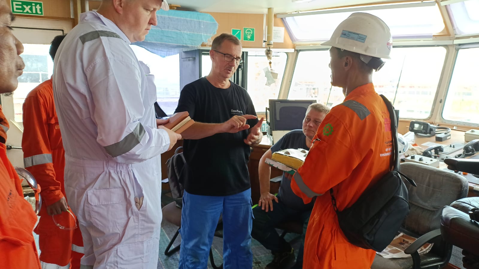 Old Container paint store & cylinder Container Photo